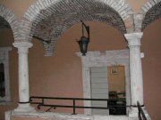 Lezione di scacchi in un circolo con scacchiere disposte sui tavoli