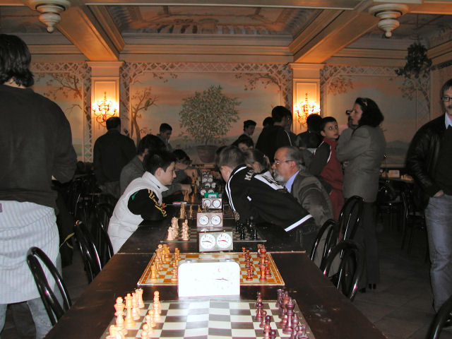 Sala torneo di scacchi con file di tavoli e scacchiere